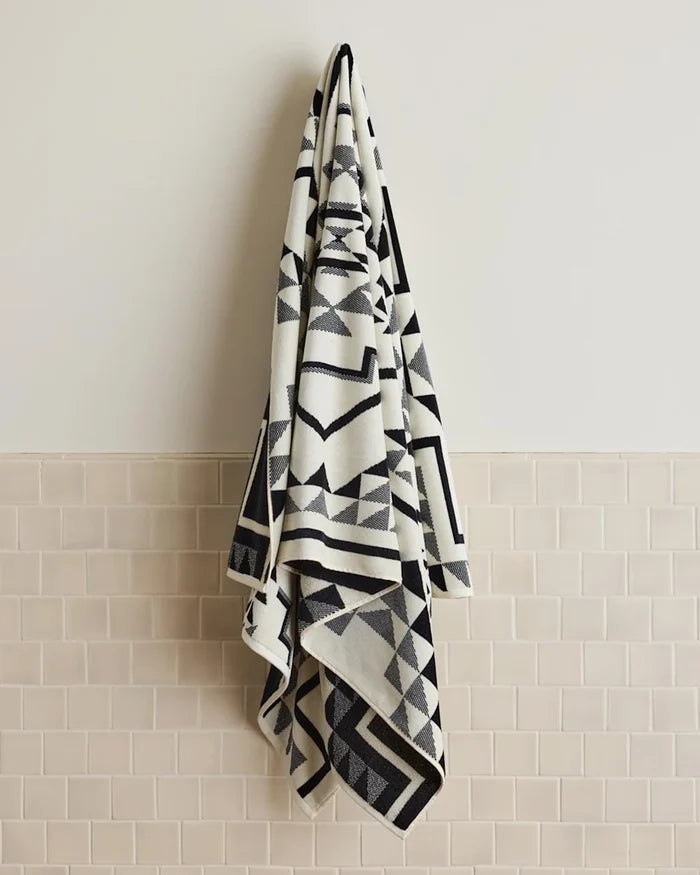 PENDLETON Oversized Jacquard Spa Towel Oxbow
